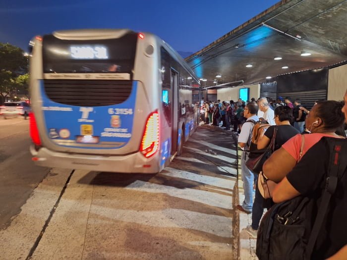 Imagem mostra fila para embarcar em ônibus - Metrópoles