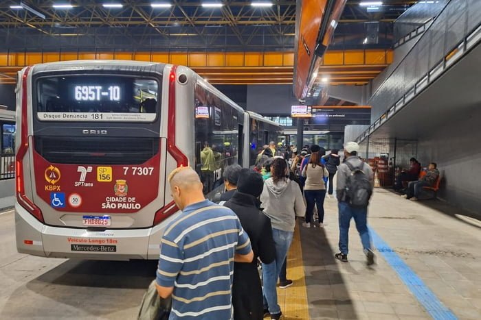 Movimento normal no Terminal Capelinha, zona sul de SP, após suspensão de greve de ônibus - Metrópoles