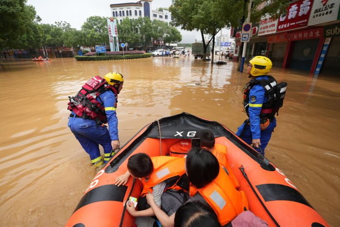 Equipes de resgate transferem residentes retidos após chuvas contínuas em 2 de julho de 2024 no condado de Pingjiang, cidade de Yueyang, província de Hunan, na China - Metrópoles