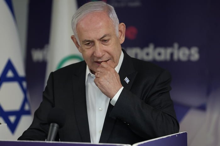 O primeiro-ministro israelense Benjamin Netanyahu fala durante uma conferência de imprensa no Centro Médico Sheba Tel-HaShomer