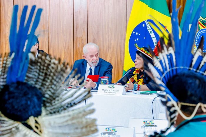 O presidente Lula em reunião com lideranças indígenas