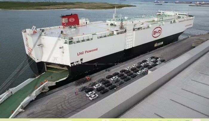 Navio da montadora chinesa BYD no Porto de Suape (PE) com 5 mil carros - Metrópoles