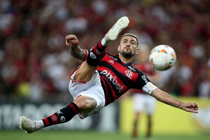 Imagem colorida de Arrascaeta com o Flamengo- Metrópoles