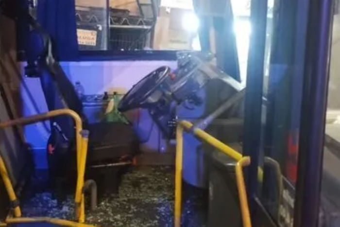 Ônibus quebrado por dentro com vidro espalhado