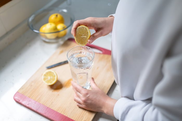 Foto de mulher espremendo suco de limão - Metrópoles