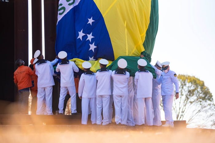 Marinha do Brasil faz a troca da bandeira no mastro da BAndeira Nacional em Brasília